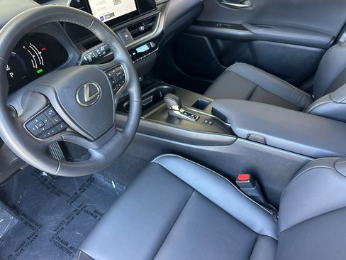Certified 2025 Lexus UX 300h FWD w/ Accessory Package (Z2) image 4