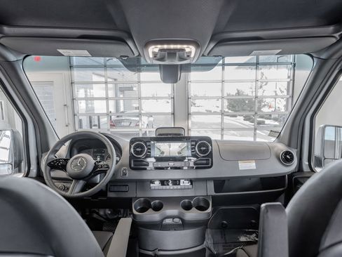 Used 2025 Mercedes-Benz Sprinter 2500 image 8