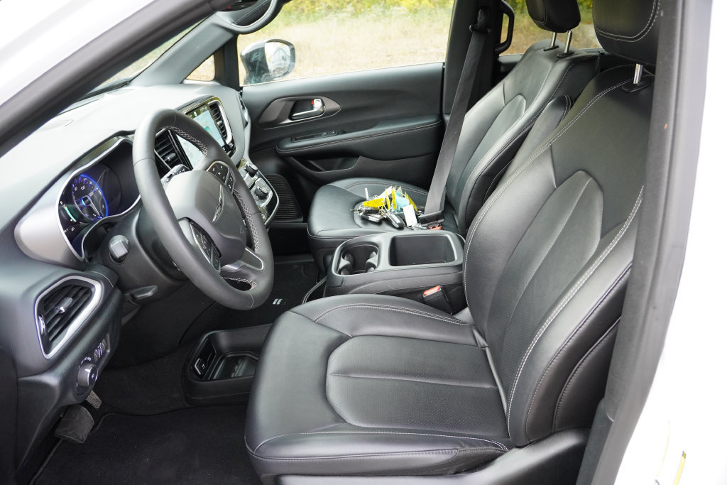Used 2026 Chrysler Pacifica Select FWD image 4