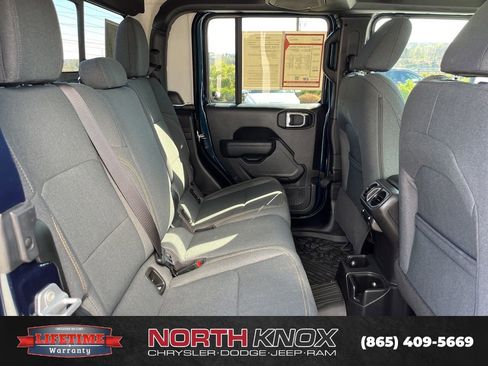 Used 2025 Jeep Gladiator Sport image 21