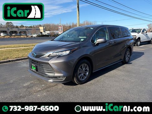 Used 2023 Toyota Sienna LE image 1