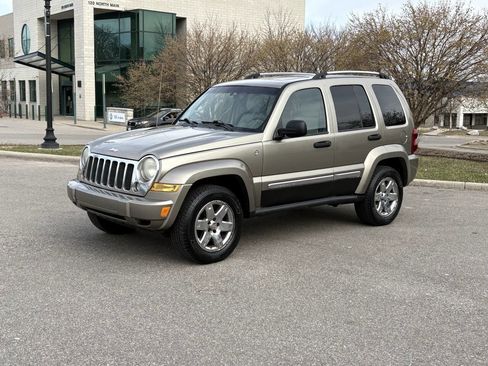 Used 2005 Jeep Liberty Limited image 2