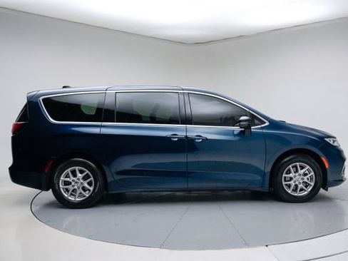 Used 2025 Chrysler Pacifica Select FWD image 8