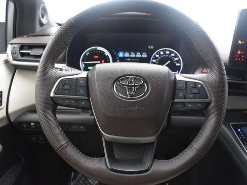 Used 2023 Toyota Sienna Platinum image 15