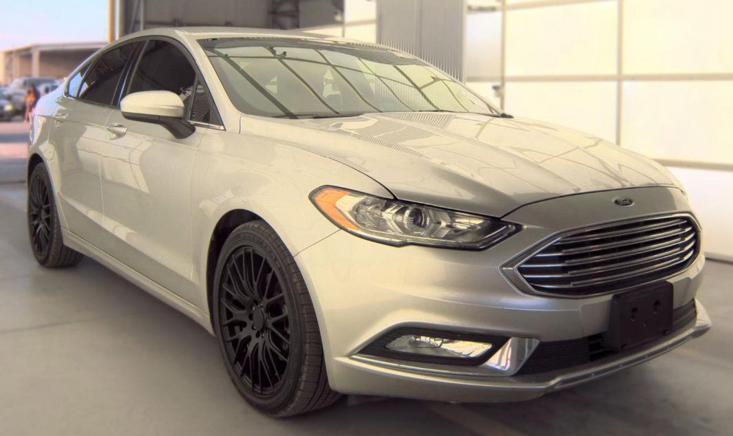 Used 2018 Ford Fusion SE w/ Equipment Group 201A FWD image 2
