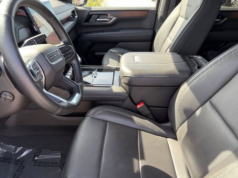 Used 2025 GMC Yukon Denali AWD/4WD image 9