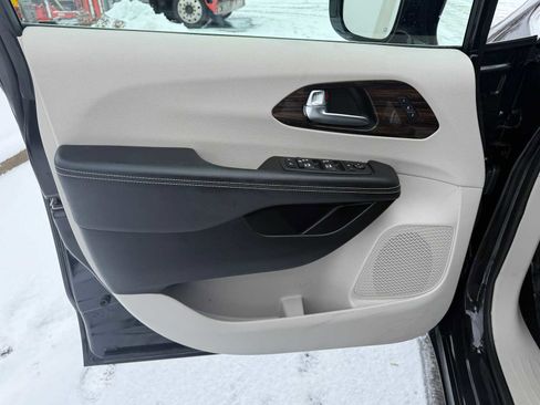 Used 2023 Chrysler Pacifica Limited image 11
