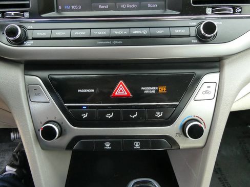 Used 2017 Hyundai Elantra SE FWD image 18