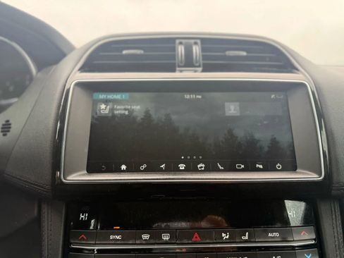 Used 2019 Jaguar F-PACE Prestige image 16