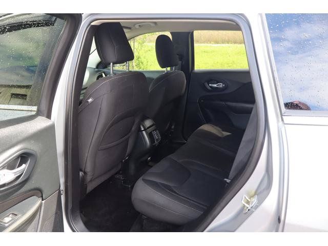 Used 2015 Jeep Cherokee Latitude w/ Cold Weather Group AWD/4WD image 8