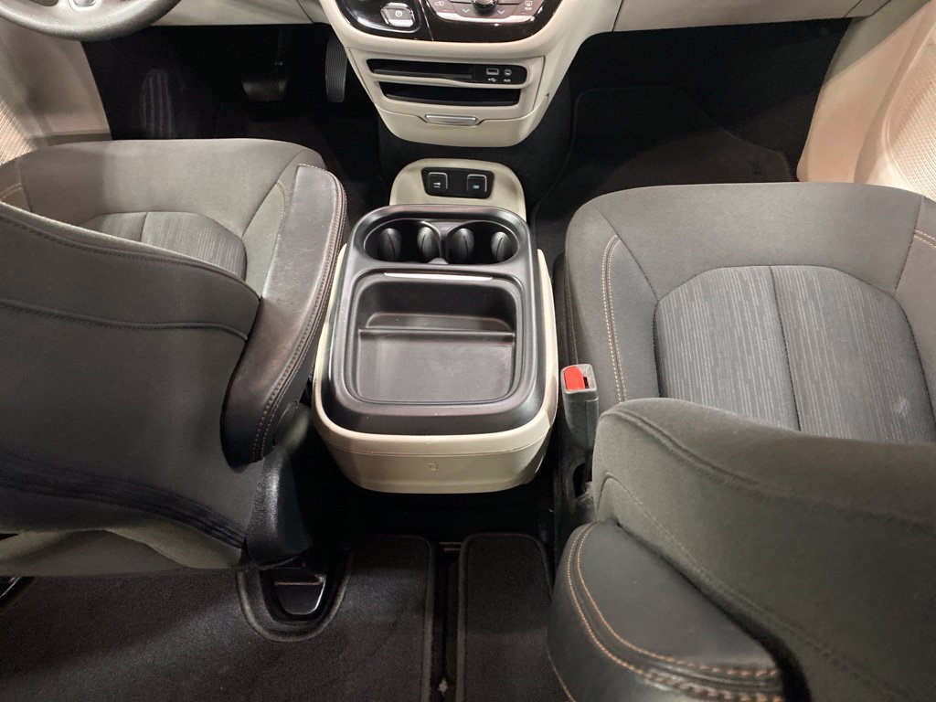 Used 2017 Chrysler Pacifica Touring Plus w/ Tire & Wheel Group FWD image 16