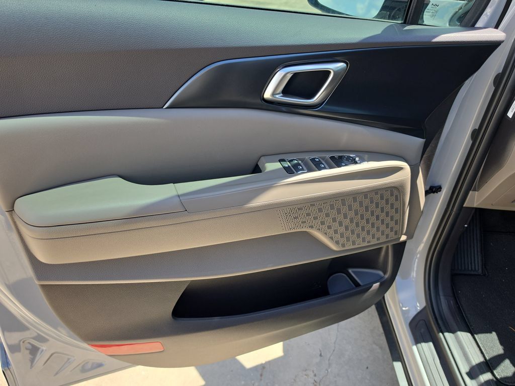 New 2027 Kia Carnival FWD image 17