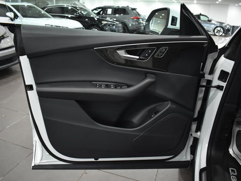 Used 2025 Audi Q8 Premium AWD/4WD image 35