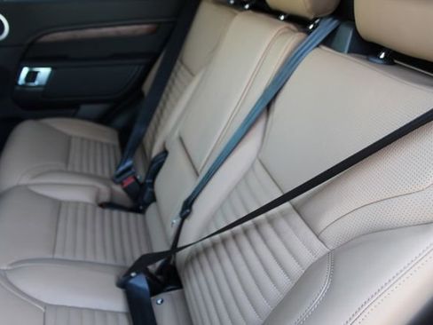 New 2026 Land Rover Discovery Dynamic SE image 4