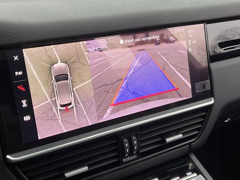 Certified 2022 Porsche Cayenne Platinum Edition image 28