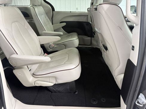 Used 2017 Chrysler Pacifica Limited FWD image 38