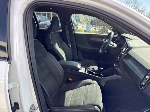Used 2025 Volvo XC40 B5 Plus AWD/4WD image 16