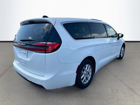 Used 2023 Chrysler Pacifica Touring-L FWD image 7