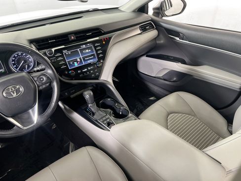 Used 2019 Toyota Camry SE w/ Sunroof Package image 23