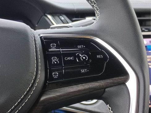 Used 2023 Jeep Grand Cherokee Overland w/ Luxury Tech Group IV AWD/4WD image 29