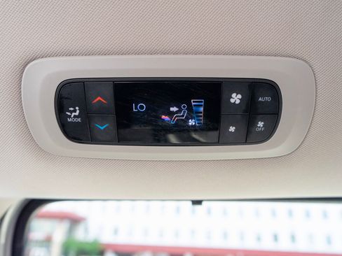 Used 2024 Chrysler Pacifica Touring-L FWD image 30