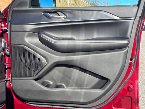 New 2025 Jeep Grand Cherokee Laredo X w/ Luxury Tech Group I image 39