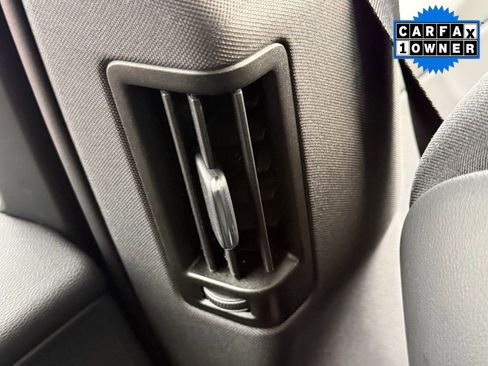 Used 2022 Volvo XC60 B5 Momentum image 33