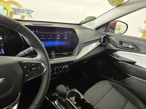 Certified 2025 Chevrolet Trax LT w/ LT Convenience Package FWD image 23