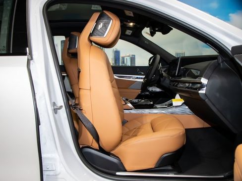 Used 2025 BMW 740i xDrive w/ Premium Package image 22