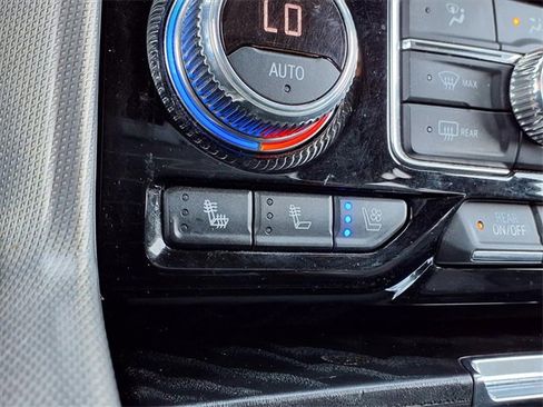 Used 2022 GMC Yukon XL Denali w/ Denali Premium Package image 10