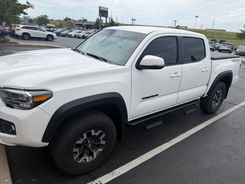 Used 2023 Toyota Tacoma TRD Off-Road w/ Technology Package AWD/4WD image 4