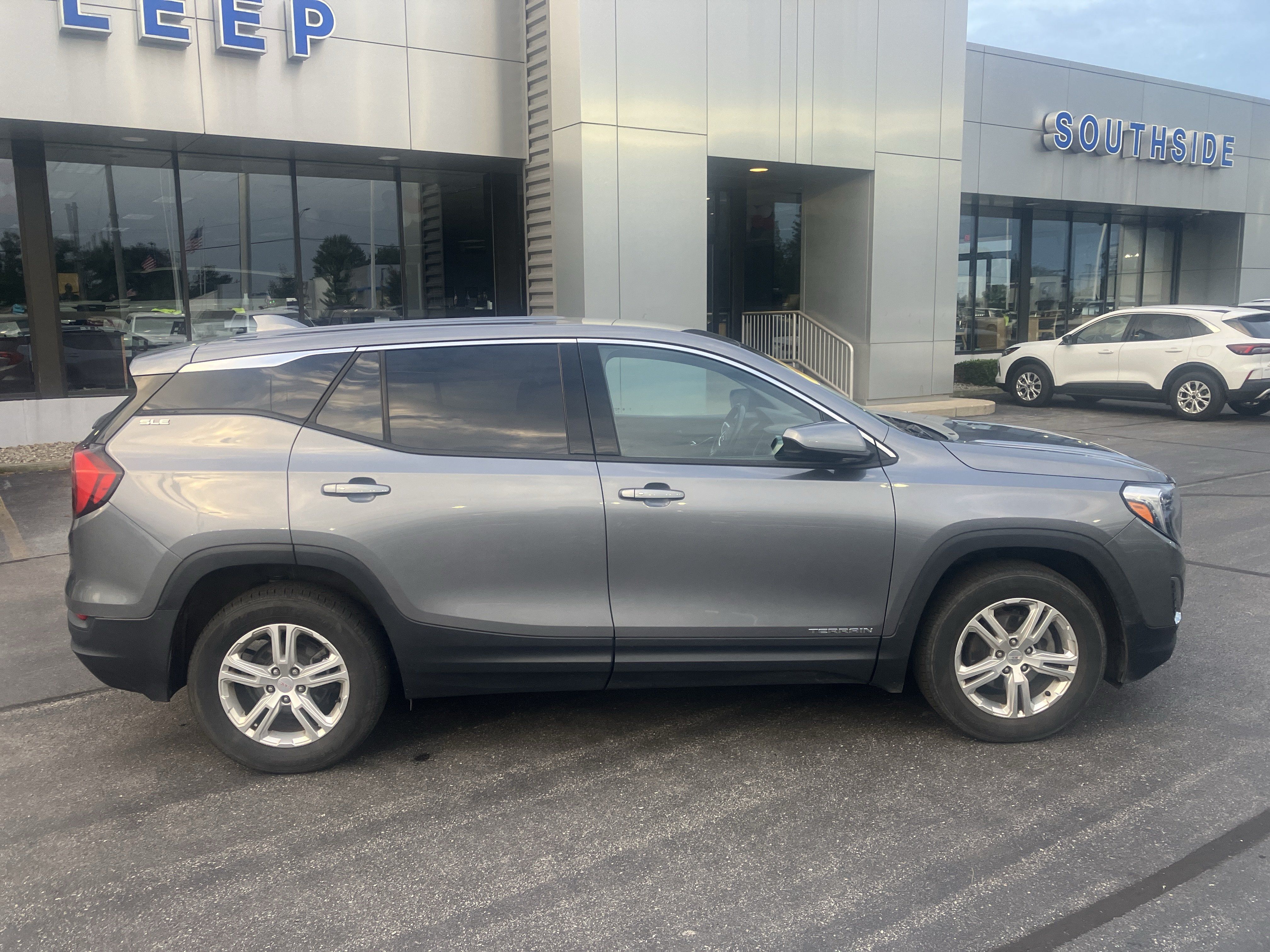 Used 2020 GMC Terrain SLE FWD image 8