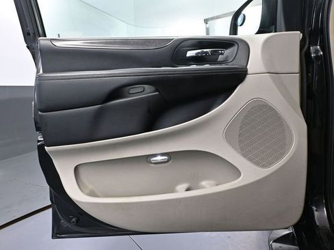 Used 2013 Chrysler Town & Country Touring image 16