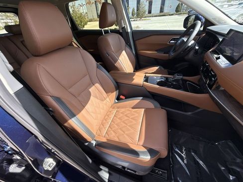 Used 2025 Nissan Rogue Platinum image 26