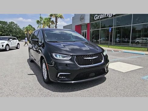 Used 2023 Chrysler Pacifica Touring-L w/ Uconnect Theater Family Group FWD image 18