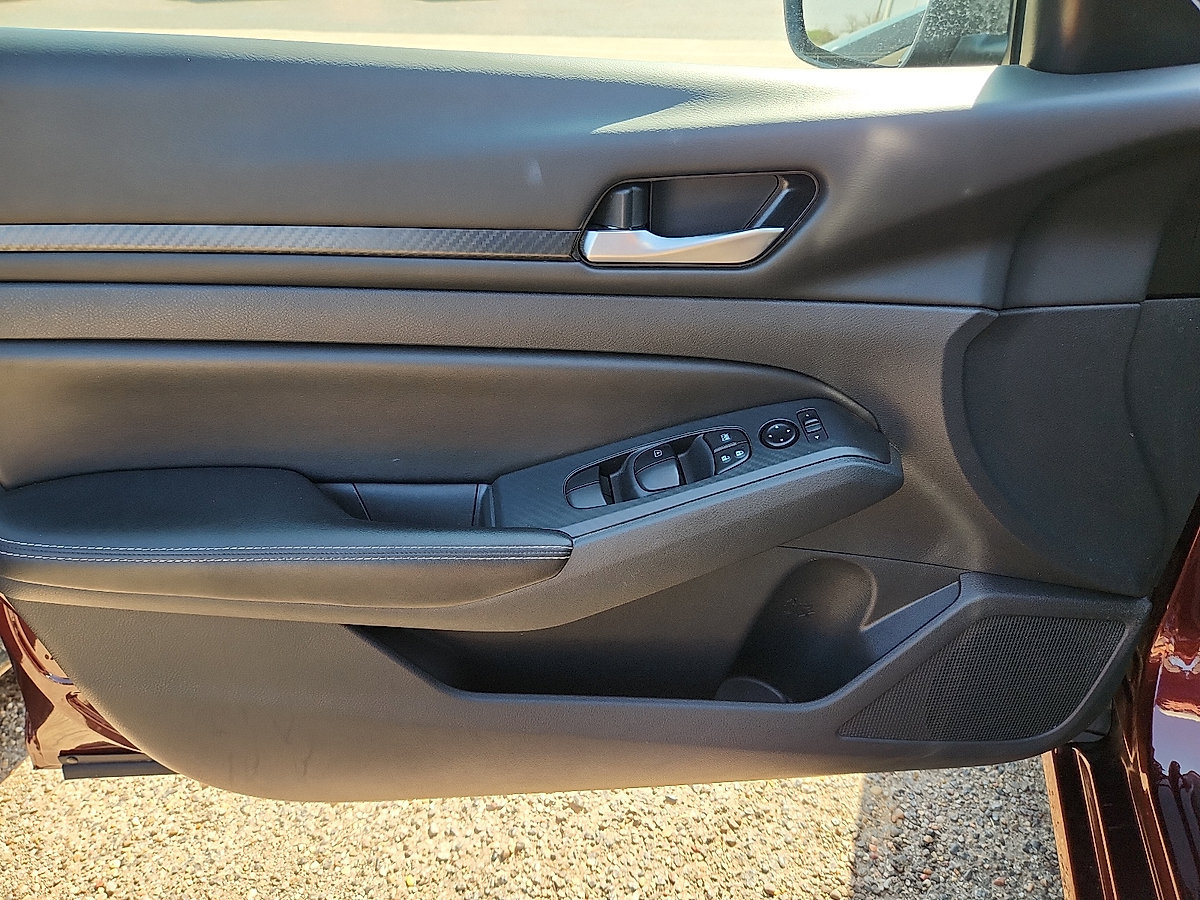 Used 2025 Nissan Altima 2.5 SV FWD image 9