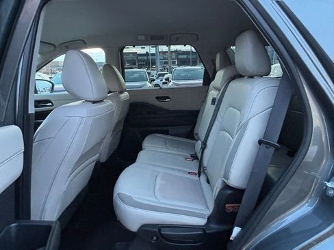 Used 2023 Nissan Pathfinder SL w/ Lighting Package (N92) image 17