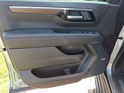 Used 2025 Chevrolet Tahoe High Country AWD/4WD image 9