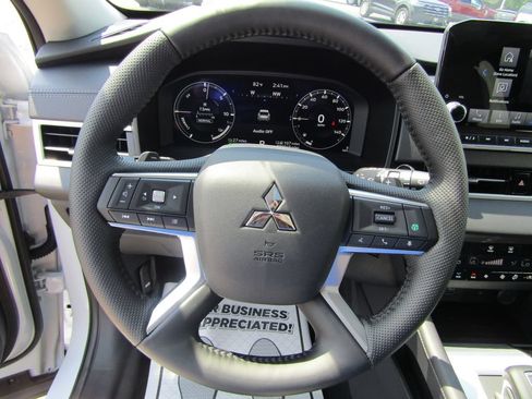 Used 2025 Mitsubishi Outlander 4WD Plug-In Hybrid image 17