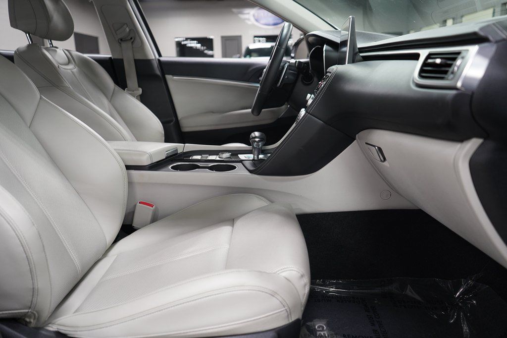 Used 2020 Genesis G70 2.0T RWD image 29