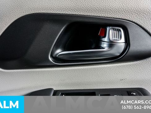 Used 2024 Chrysler Pacifica Touring-L image 44