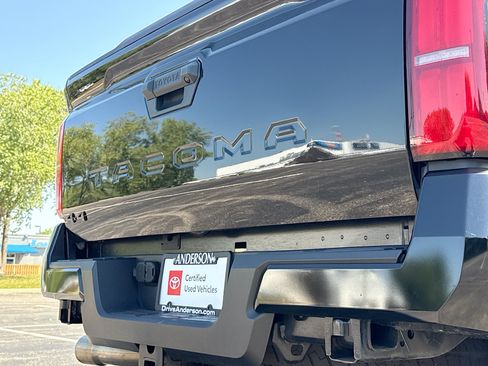 Certified 2024 Toyota Tacoma TRD Off-Road AWD/4WD image 15
