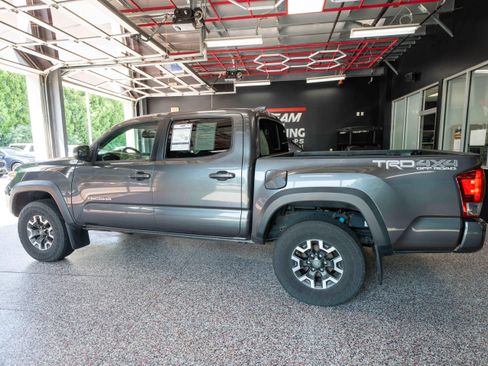 Used 2017 Toyota Tacoma TRD Off-Road w/ Premium & Technology Package AWD/4WD image 3