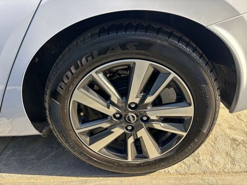 Used 2025 Nissan Versa SV image 31