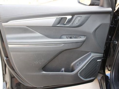 Used 2025 Buick Enclave Preferred image 21