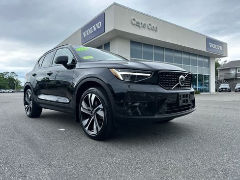 Used 2023 Volvo XC40 B5 Ultimate w/ Protection Package Premier AWD/4WD image 2