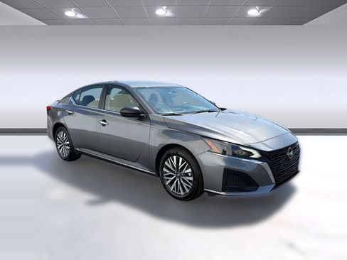 Used 2025 Nissan Altima 2.5 SV FWD image 7