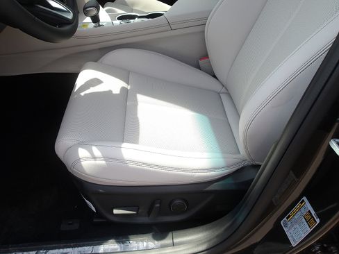 Used 2025 Genesis G70 2.5T image 12