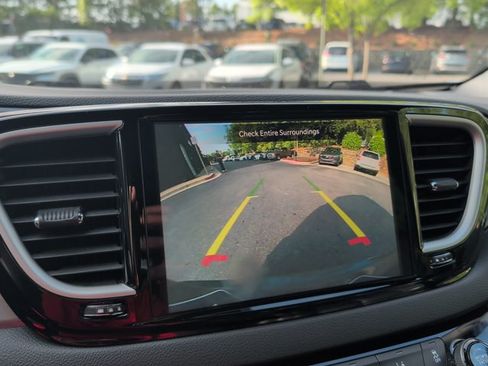 Used 2025 Chrysler Pacifica Select FWD image 14