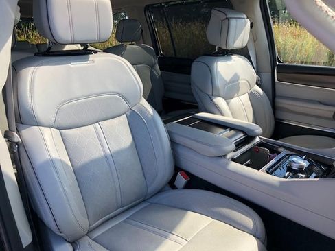 Used 2023 Jeep Grand Wagoneer Series II image 21